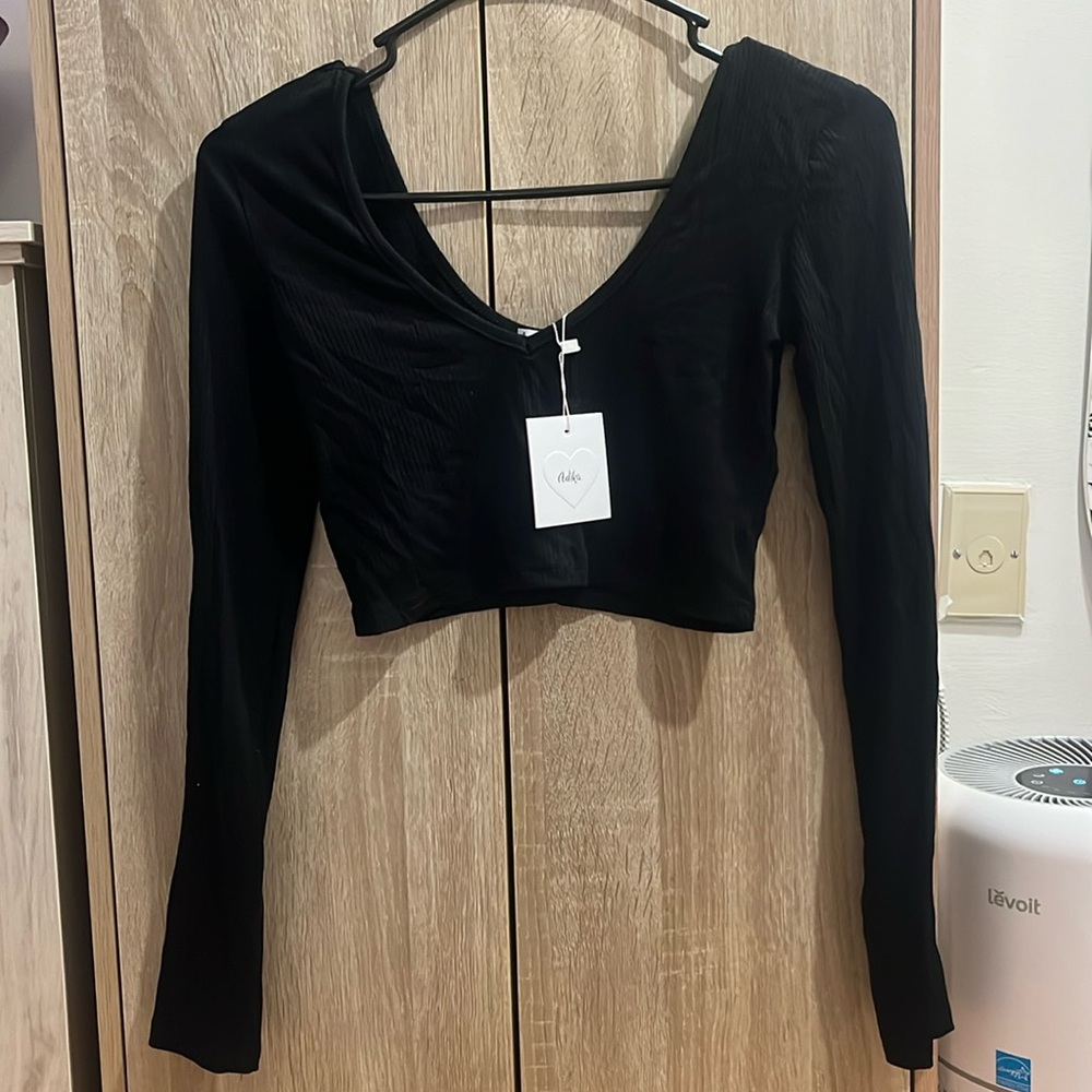 NWT NEVER WORN Ribbed Black Crop VNeck Long Sleeve